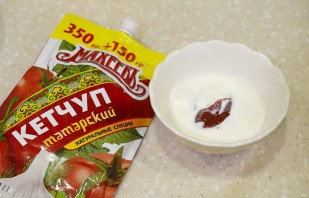 Куриные рулетики, запеченные в томатной заливке - фото шаг 6