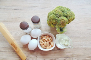 Яичница с брокколи и фасолью - фото шаг 1