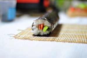Суши с семгой и огурцом - фото шаг 7