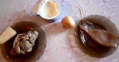 Кальмары, тушенные с грибами, луком и сыром - фото шаг 1