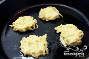 Картофельные оладьи с икрой - фото шаг 4