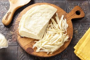 Салат с курицей и блинчиками