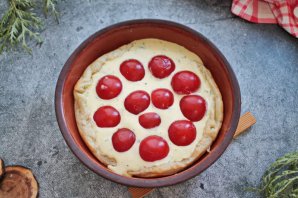 Пирог с брынзой и помидорами из слоеного теста - фото шаг 5