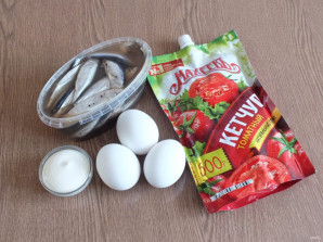 Фаршированные яйца килечной пастой с кетчупом "Махеевъ" Россия - фото шаг 1
