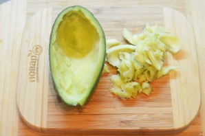 Салат из авокадо в лодочке - фото шаг 2