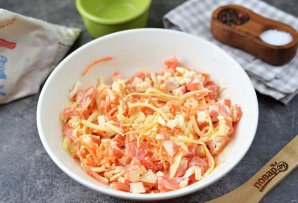 Салат из крабовых палочек, моркови по-корейски и сыра - фото шаг 5