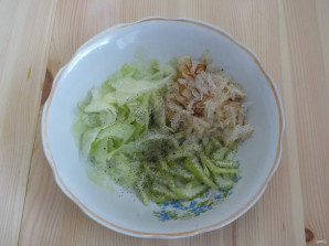 Салат с редькой и луком - фото шаг 4