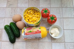 Салат "Прованс" с кукурузой и колбасным сыром - фото шаг 1