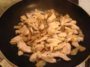 Бефстроганов из курицы с грибами - фото шаг 4