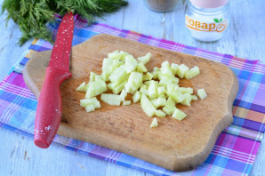 Слоеный салат с курицей и кукурузой - фото шаг 4