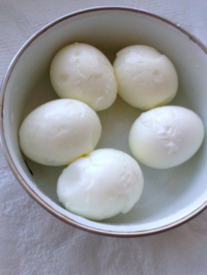 Фаршированные яйца с сельдью под шубой - фото шаг 3