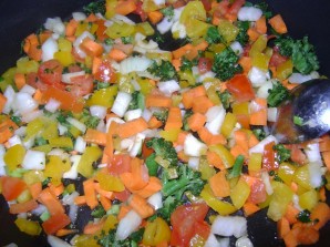 Рис с овощами, креветками и кальмарами - фото шаг 2