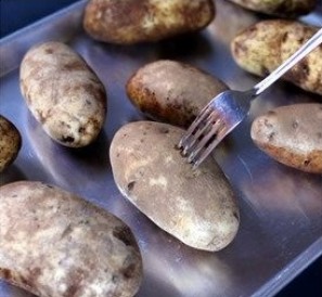 Картошка в фольге в мультиварке - фото шаг 2
