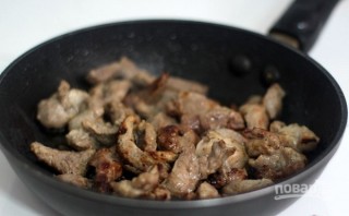Свинина, тушенная с фасолью и грибами - фото шаг 2