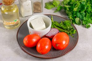 Салат с помидорами, брынзой и базиликом - фото шаг 1