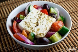 Греческий салат с винным уксусом - фото шаг 9