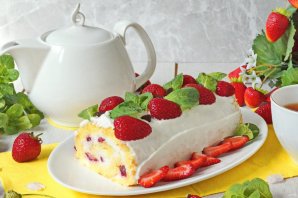 Бисквитный рулет с клубникой - фото шаг 16