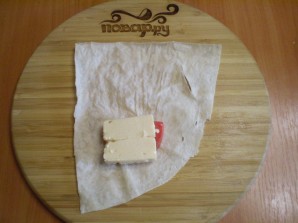 Лаваш с сыром и помидорами на костре - фото шаг 3
