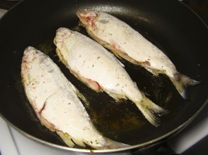 Жареная рыба на сковороде - фото шаг 3