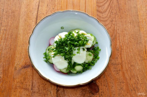 Салат из редиса с огурцом и яйцом - фото шаг 6