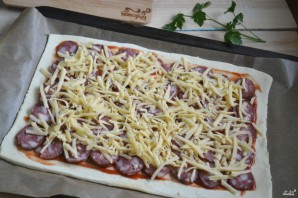 Пицца на слоеном тесте в духовке - фото шаг 5
