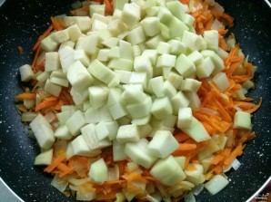 Кабачки тушенные с морковью и луком - фото шаг 3