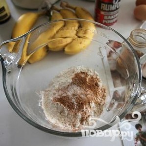 Банановые пончики с арахисовой глазурью - фото шаг 1