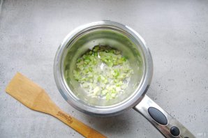 Молочный суп с креветками - фото шаг 3
