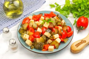 Салат с сыром, помидорами и маринованными огурцами - фото шаг 5