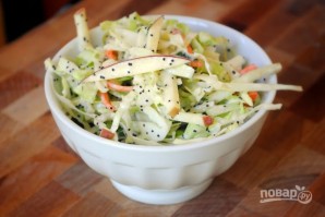 Капустный салат с яблоком - фото шаг 7