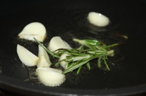 Жареный картофель с розмарином - фото шаг 3