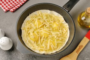 Яичница с помидором и сыром в лаваше на сковороде - фото шаг 3