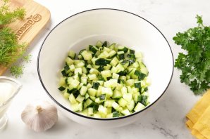 Салат с яйцом, сыром, кукурузой и огурцом - фото шаг 2
