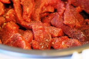 Мясо в мультиварке с помидорами - фото шаг 3