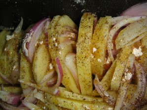 Картофель "Гармошка" с луком - фото шаг 4