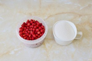 Земляника с сахаром на зиму - фото шаг 1
