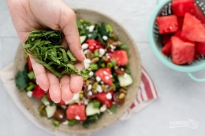 Салат с зеленью, арбузом и фетой - фото шаг 4