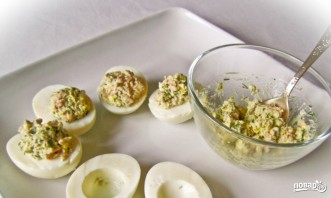 Яйца, фаршированные печенью трески - фото шаг 3
