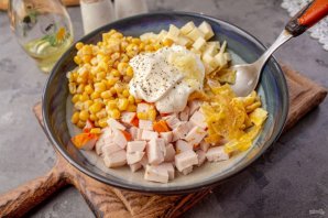 Салат с яичными блинчиками, копчёной курицей и кукурузой - фото шаг 8