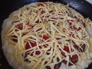 Пицца на сковороде с помидорами - фото шаг 3