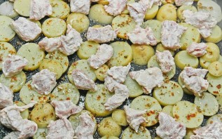 Слоеная картошка со свининой - фото шаг 7
