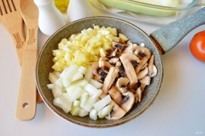 Лодочки из кабачков с грибами в духовке - фото шаг 3