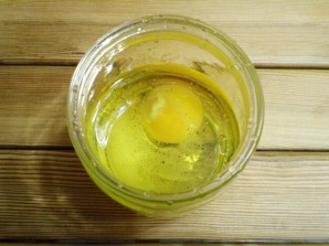 Домашний майонез на курином яйце с чесноком и зеленью - фото шаг 4