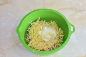 Салат с копчёной курицей и ананасами - фото шаг 6