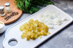 Салат с солеными грибами и картофелем - фото шаг 4