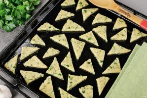 Сырное печенье "Треугольники" с зеленью и чесноком - фото шаг 7