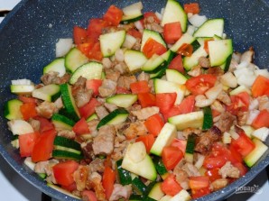 Мясной омлет с кабачками и помидорами - фото шаг 2