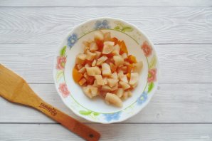 Фруктовый салат из консервированных персиков и груш - фото шаг 3