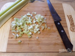 Салат из булгура с яблоком, сельдереем и перцем - фото шаг 4
