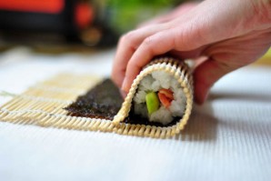 Суши с семгой и огурцом - фото шаг 6